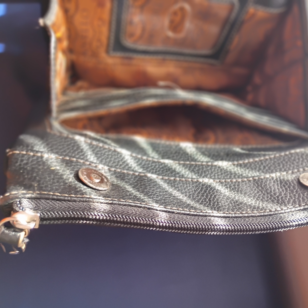 TIGNANELLO Black Crossbody Bag + end  White Stitching. - Picture 6 of 11